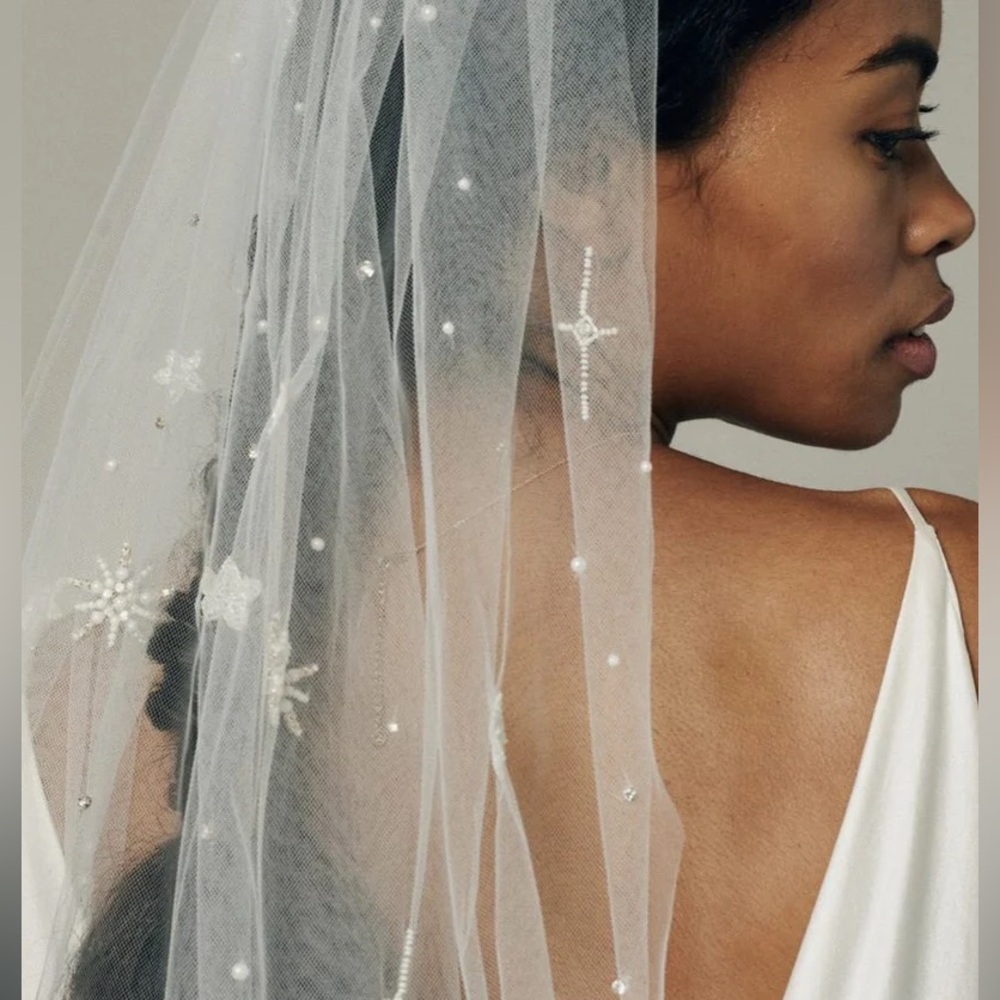 BRAND NEW / Never Worn! Elegant White Hair Veil with Crystal & Pearl Accents